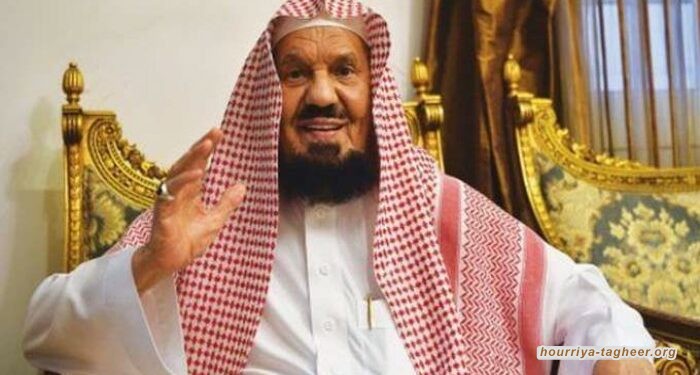 عضو “كبار العلماء”: خروج المرأة بعباءة ملونة غير محرم