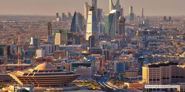 مستشار إماراتي يستحقر السعودية بإبراز عضلات دبي