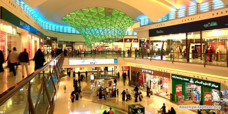 شابان وفتاة يتحرشن بـ”مانيكان” في السعودية