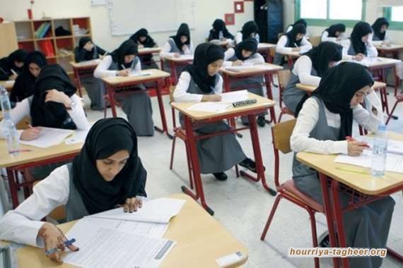 طلاب وطالبات في مدرسة واحدة ومعلمون يتمردون