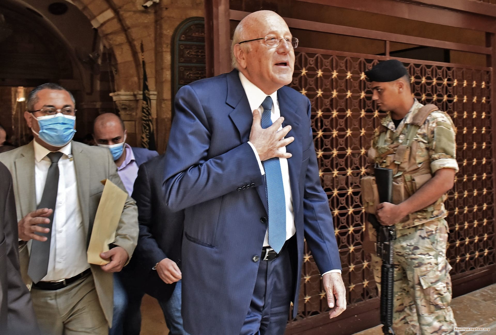 قبلة "نجيب ميقاتي” تثير ضجة واسعة