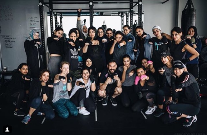 سعوديات يتدربن "كيك بوكسينغ" بنادٍ مختلط في جدّة