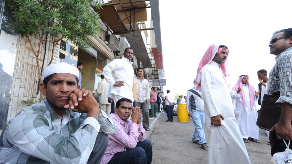 بلا رواتب منذ أشهر.. عمال وافدون في السعودية: نحن محاصرون