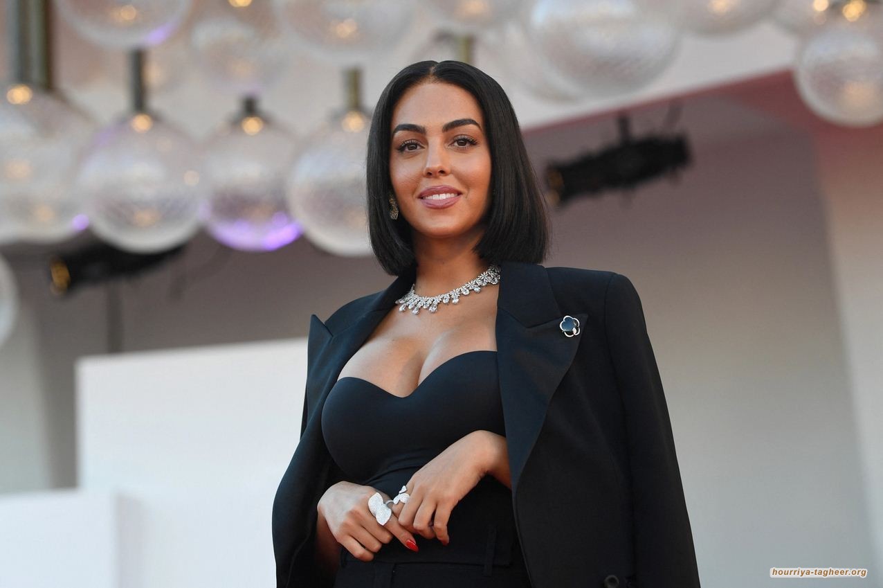 جورجينا تتعرى وتكشف مفاتنها في عاصمة خادم الحرمين