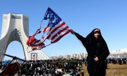 إيران تقر رسميا قانونا يفرض سيادتها على مضيق هرمز