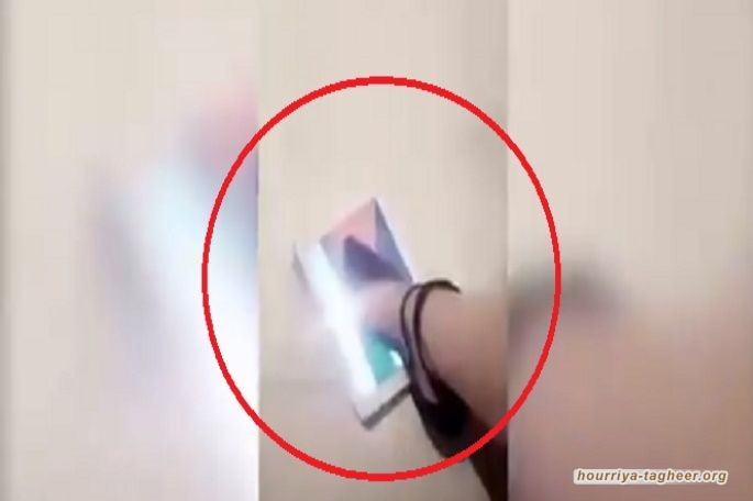 رؤية ابن سلمان تؤتي ثمارها.. فتاة سعودية تدوس علم فلسطين بقدمها وتسب الفلسطينيين بألفاظ نابية