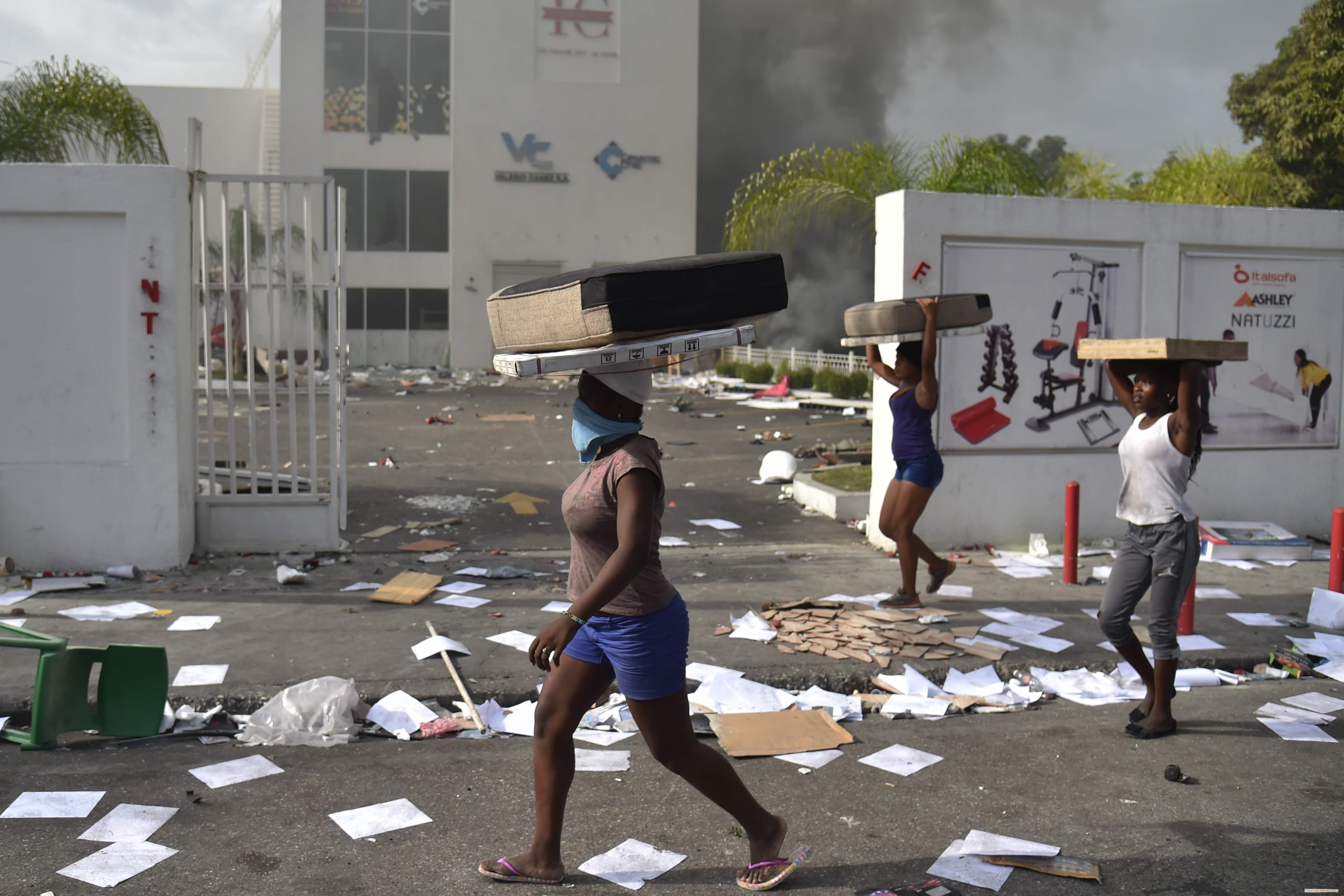 مسلحي #السودان يستولون على مبنى السفارة السعودية وينهبون محتوياتها