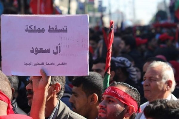 بالصور...ماذا فعل ابناء غزة بصور بن سلمان والعلم الامريكي