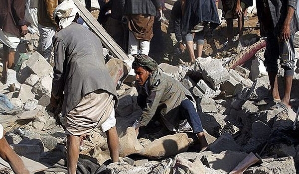 استشهاد وإصابة 19 يمنياً بينهم نساء وأطفال بقصف التحالف السعودي