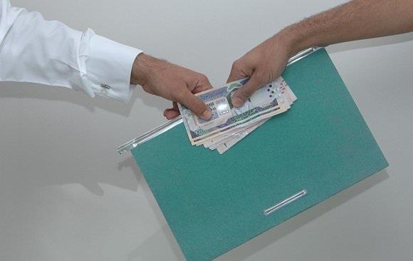 كشف تفاصيل رشوة مليونية (بطلها) مسؤولٌ بوزارة المالية السعودية