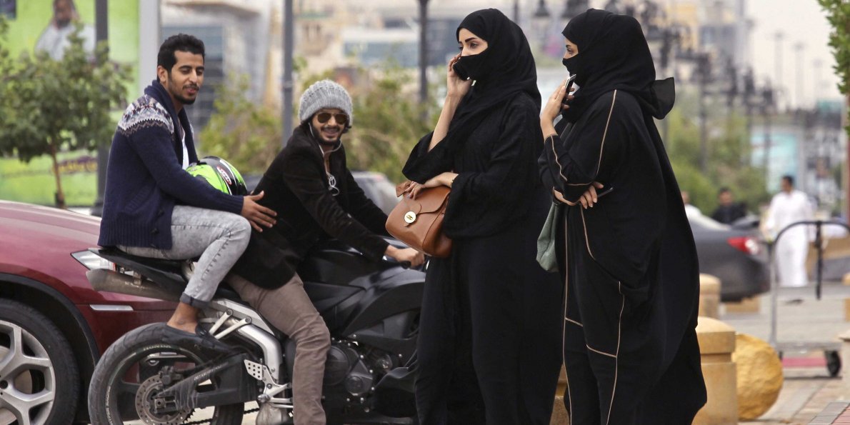 الإندبندنت: تغييرات بن سلمان حرّرت المرأة السعودية وأفقرت الرجل