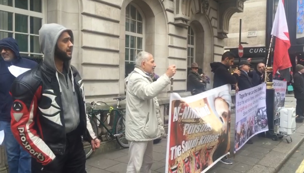 معتصمون امام سفارة آل سعود بلندن ينددون بالتحالف السعودي- الإسرائيلي