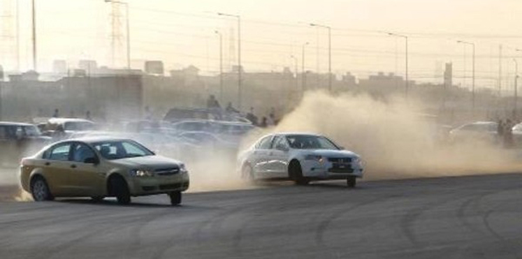 بالفيديو.. شبان سعوديون يحاصرون مدرسة بنات ويقومون بهذه التصرفات الخطيرة