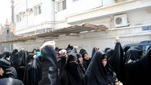 بالفيديو: عشرات لآلاف يحتجون على اعتقال سيدة في القطيف