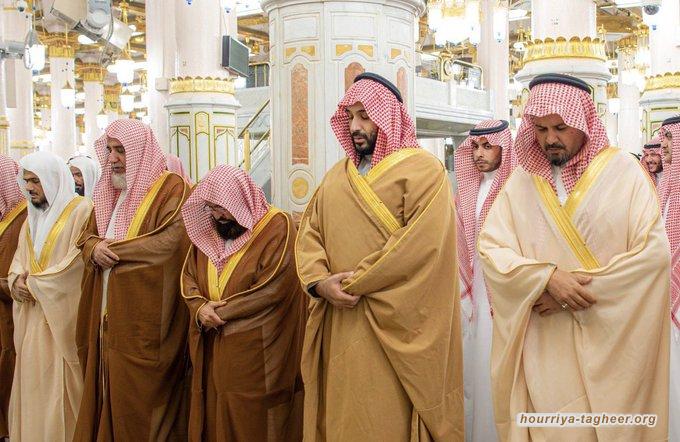 ابن سلمان خائف حتى بصلاته ولا يصلي إلا بالدرع والحراسة المشددة