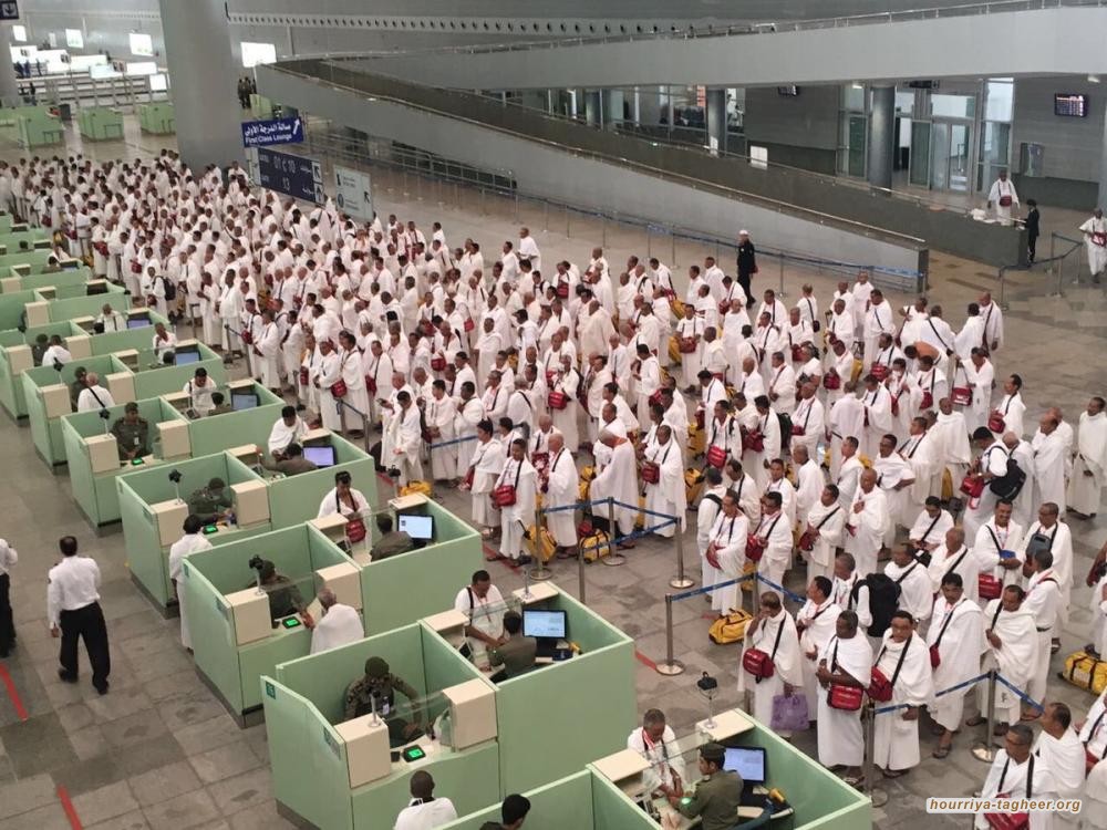 تكدس معتمرين في مطار جدة يعيد للأذهان وضعه في قائمة الأسوأ