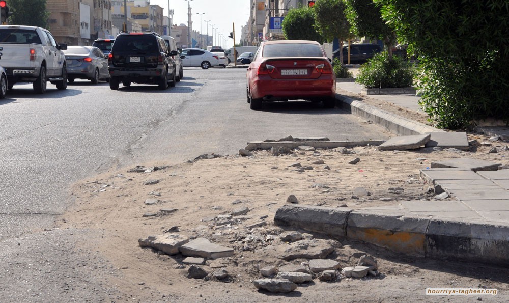 الأرصفة المتهالكة في الدمام خطر يهدد سلامة المواطنين
