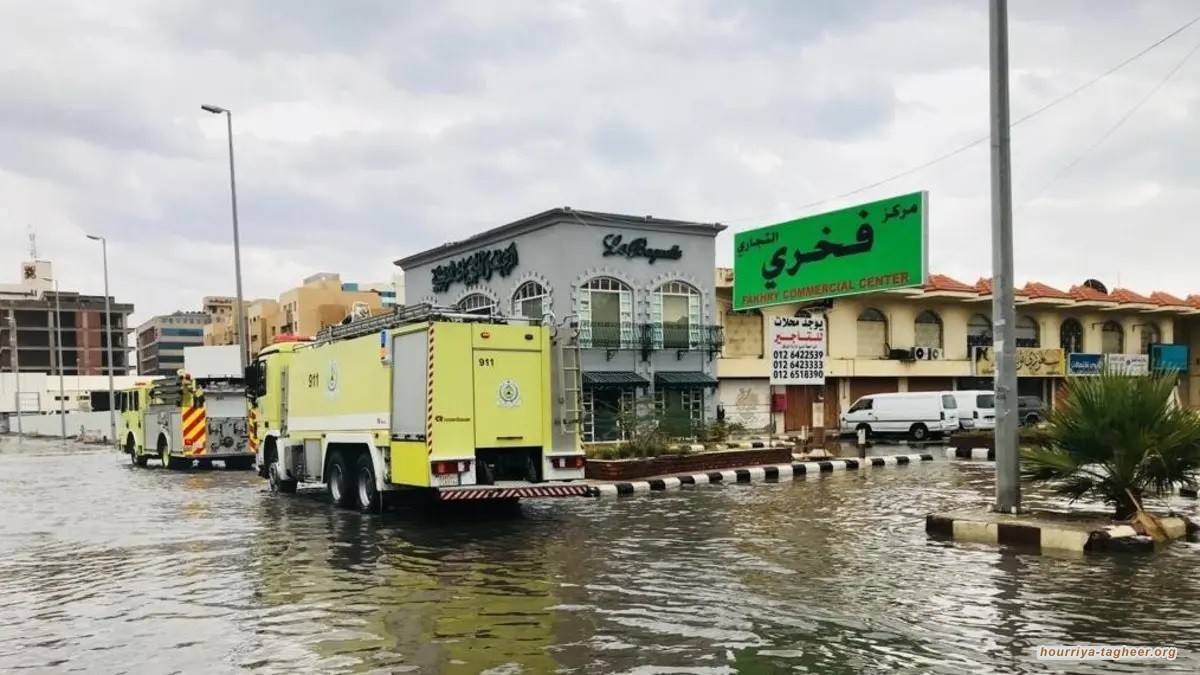 عاصفة شديدة تضرب مكة المكرمة.. وسيول تغمر الشوارع