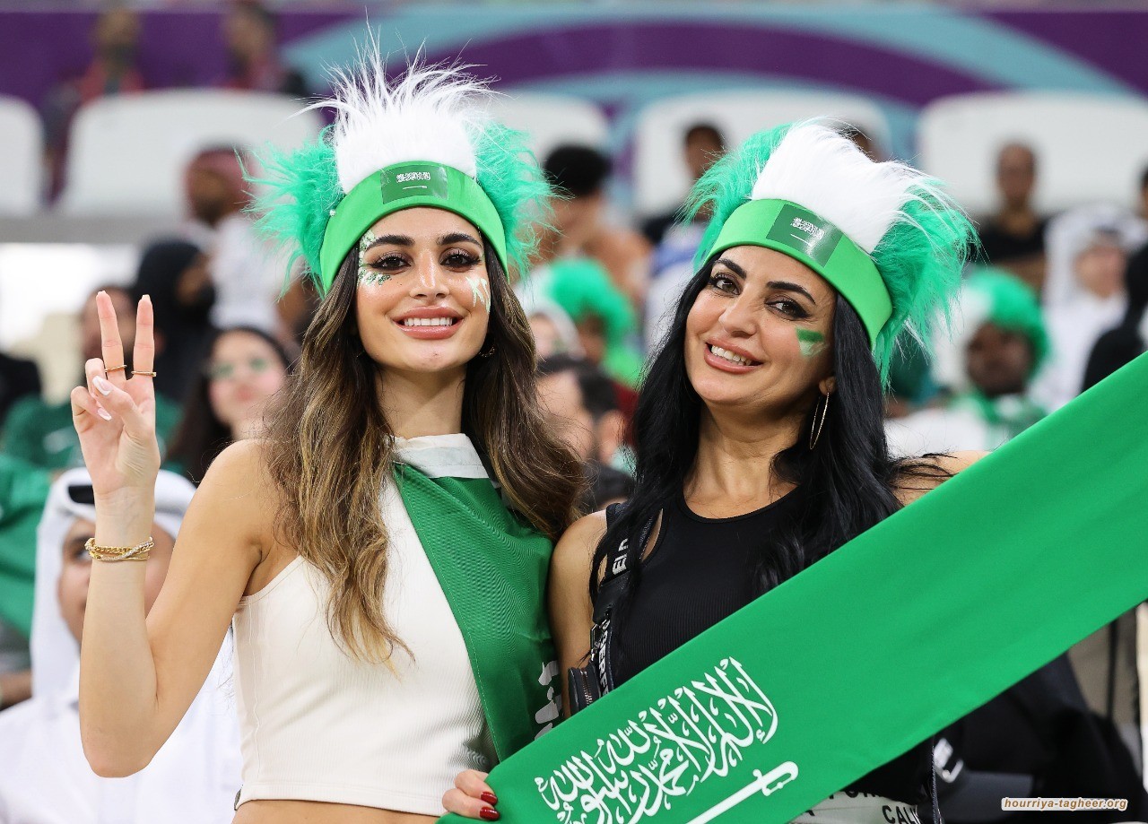 سعوديات يتراقصن مع الرجال في يوم التأسيس