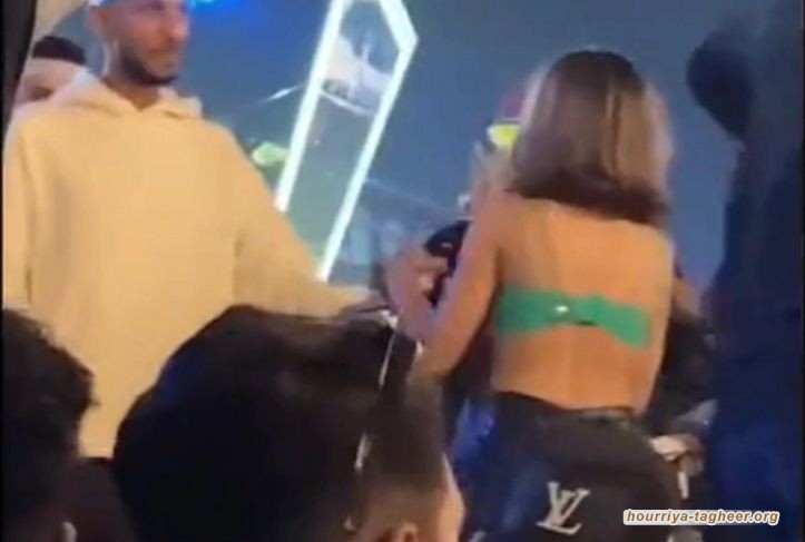 فتاة سعودية تتعرى في مهرجان ميدل بيست